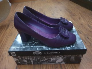 Zapatos de piel, color morado con hebilla.