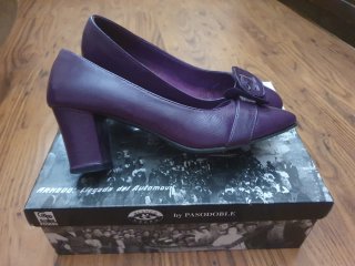Zapatos de piel, color morado con hebilla.