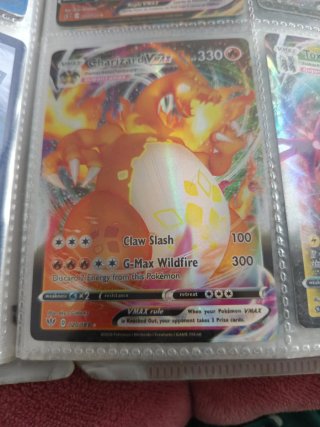 Carta Pokémon Charizard VMAX