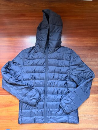 Chaqueta acolchada azul marino con capucha