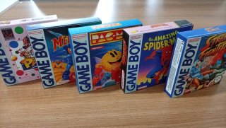 Lotti di scatole R per Game Boy