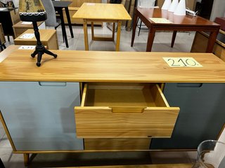Aparador de madera con cajones