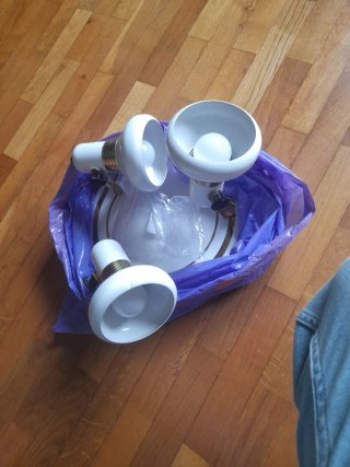 Lámpara de techo dorada y blanca