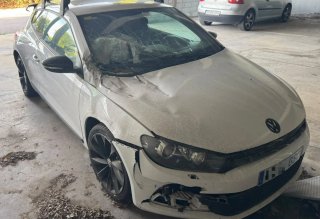 Volkswagen Scirocco 2010 con pequeño golpe !!