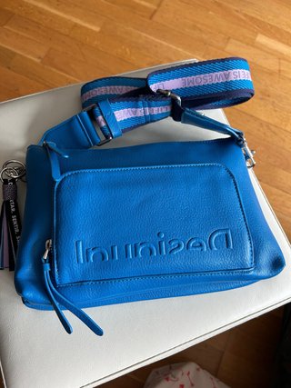 Bolso desigual en color azulon