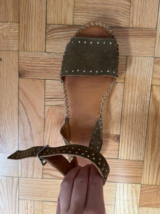 Sandalias de piel con tachuelas