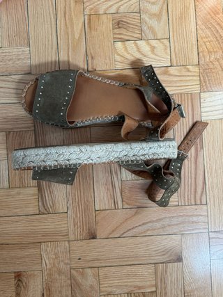 Sandalias de piel con tachuelas
