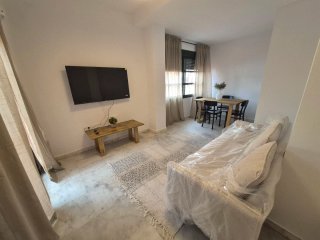 Sofá de 3 plazas beige.Conjunto de mesas de madera