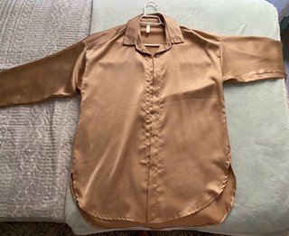 Camisa Marrón con Acabado Brillante