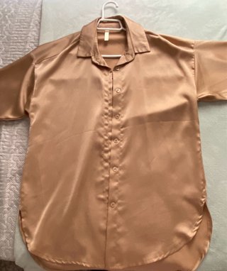 Camisa Marrón con Acabado Brillante