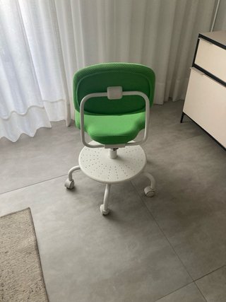 Silla giratoria IKEA verde y blanca