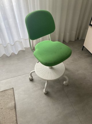 Silla giratoria IKEA verde y blanca