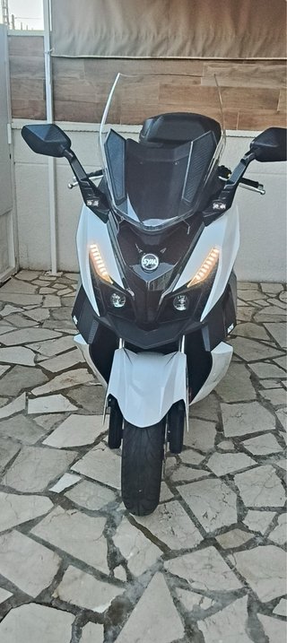 Moto SYM Scooter Blanca