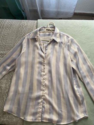 Camisa de rayas blanca y azul