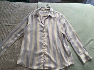 Camisa de rayas blanca y azul