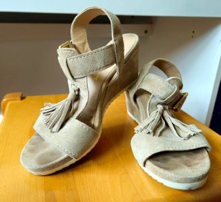 Sandalias con Tacón y Flecos Beige