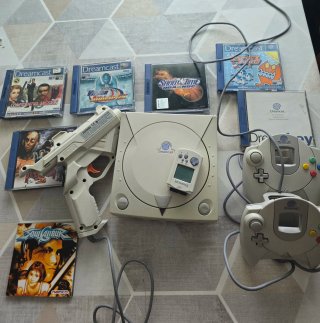 Sega Dreamcast con 7 juegos y accesorios