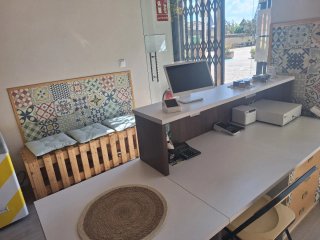 Mostrador blanco y nogal en perfecto estado. 370€