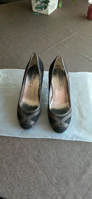 Zapatos de vestir negros y marrones