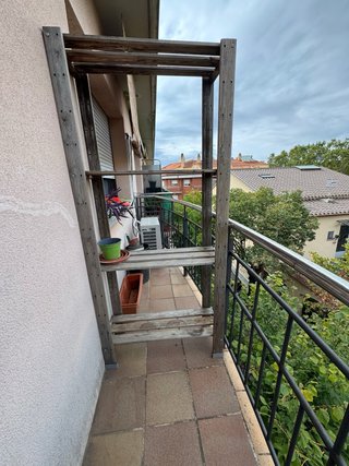 Estantería de madera para plantas
