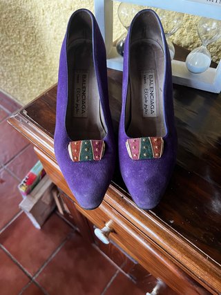 Zapatos de salón estilo vintage en ante o serraje