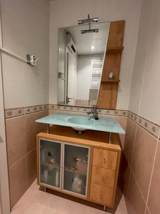 Mueble de baño con espejo de madera y cristal