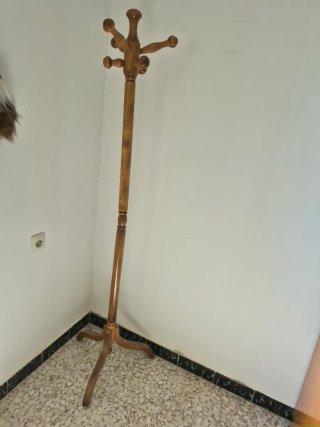 Perchero de pie de madera