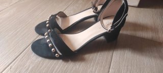 Sandalias negras serraje tacón medio tachuelas