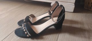 Sandalias negras serraje tacón medio tachuelas