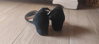 Sandalias negras serraje tacón medio tachuelas