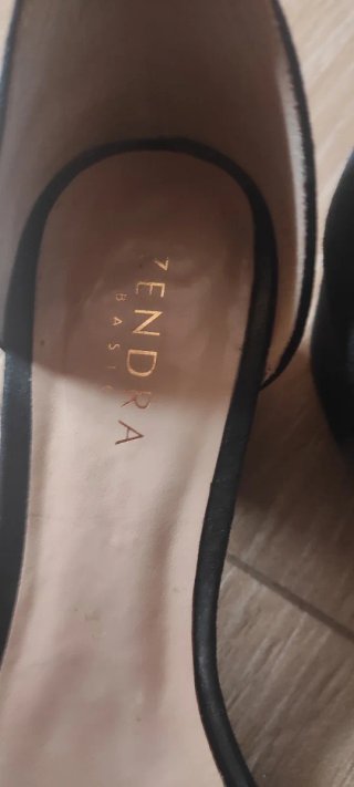 Sandalias negras serraje tacón medio tachuelas