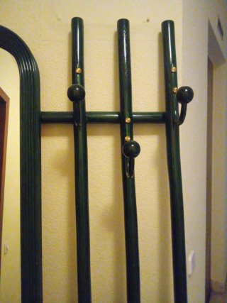 Mueble de entrada con espejo y cajones y perchero