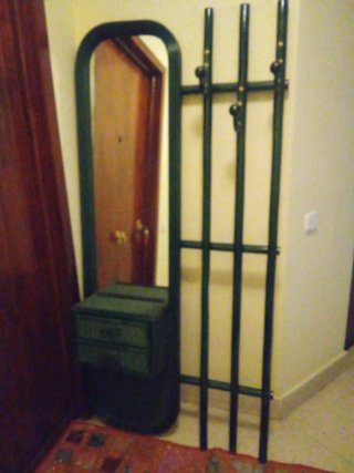 Mueble de entrada con espejo y cajones y perchero