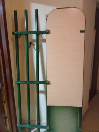 Mueble de entrada con espejo y cajones y perchero