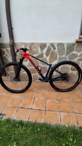 Bicicleta de Montaña Giant Roja y Azul