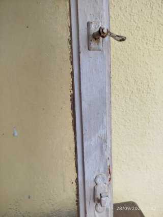 Ventana Antigua de Madera con Cristal