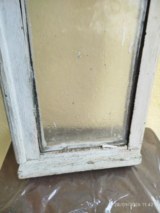 Ventana Antigua de Madera con Cristal