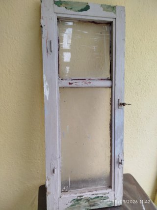 Ventana Antigua de Madera con Cristal