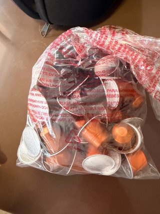 Cafetera Nespresso con bolsa de transporte y capsu