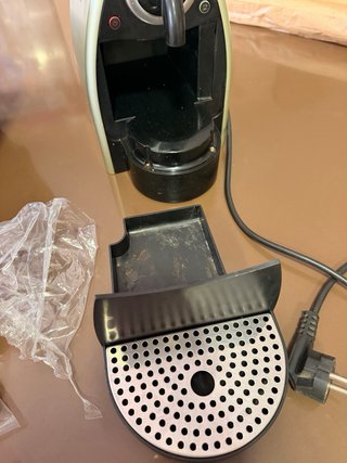 Cafetera Nespresso con bolsa de transporte y capsu