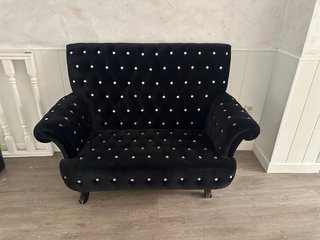 Sofá negro de terciopelo con diamantes