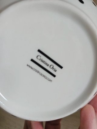 Cuenco de porcelana con lunares
