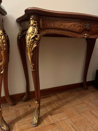 Consola de madera y latón