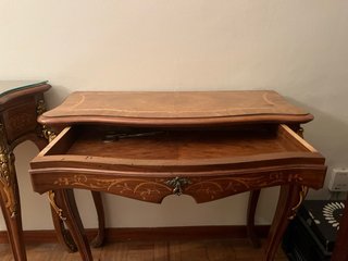 Consola de madera y latón