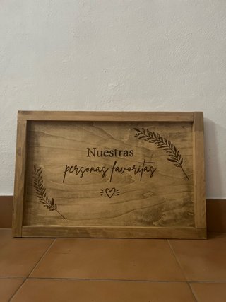 Cartel para eventos tallado en madera con marco