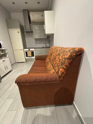 Sofá de tela marrón y naranja