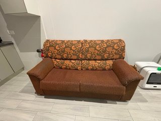 Sofá de tela marrón y naranja