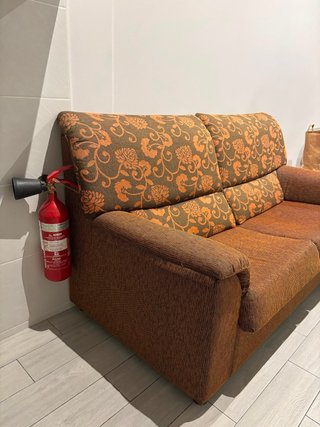 Sofá de tela marrón y naranja