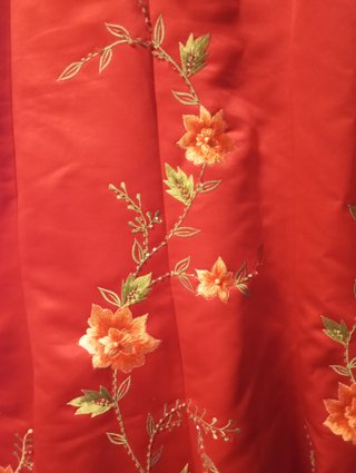 Vestido de fiesta largo rojo con flores