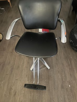 Silla de peluquería negra con base cromada